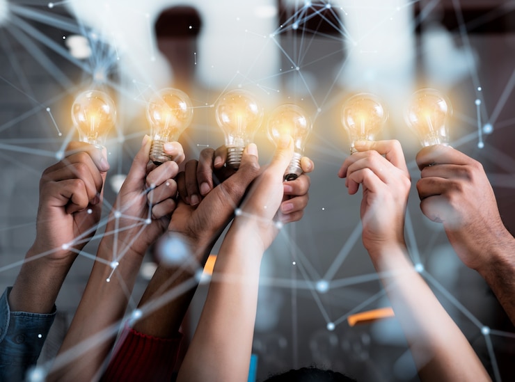 Foto concetto di lavoro di squadra e brainstorming con uomini d'affari che condividono un'idea con una lampada