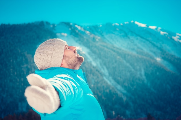 Concetto di libertà vacanza invernale vacanza montagna man