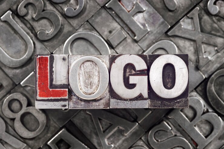 Foto concetto di logo realizzato con blocchi di stampa tipografica metallica su sfondo con molte lettere
