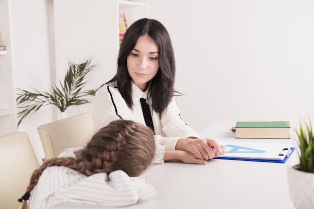 Concetto di logopedia. Bambino con lettere di apprendimento terapista insieme.