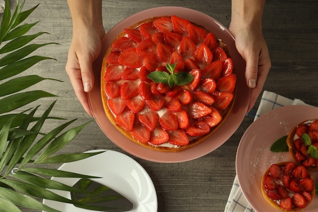 Concetto di mangiare gustoso con crostate di fragole, vista dall'alto.