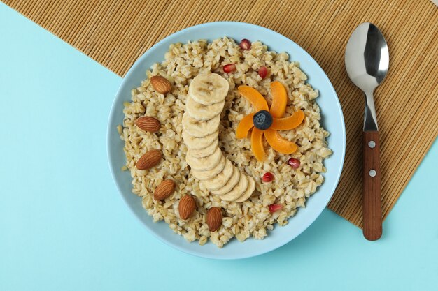 Concetto di mangiare gustoso con farina d'avena su sfondo blu