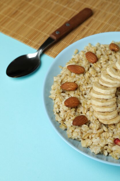 Concetto di mangiare gustoso con farina d'avena su sfondo blu