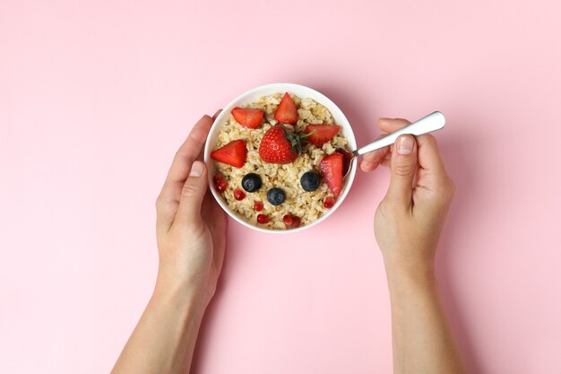 Concetto di mangiare gustoso con farina d'avena su sfondo rosa