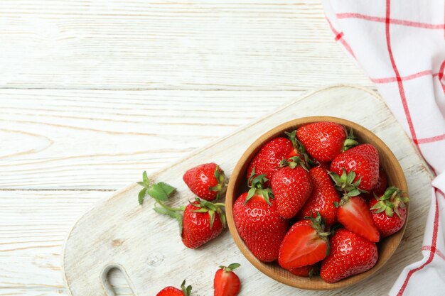 Concetto di mangiare gustoso con fragole fresche su un tavolo di legno