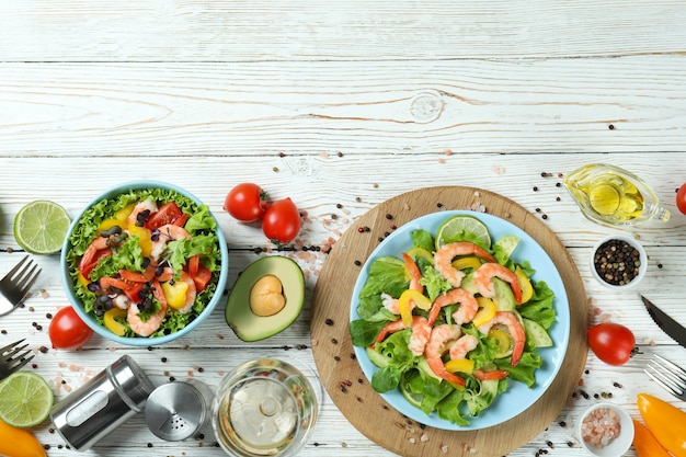 Concetto di mangiare gustoso con insalata di gamberi su un tavolo di legno bianco