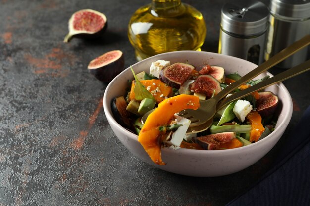 Concetto di mangiare gustoso con insalata di zucca su sfondo scuro