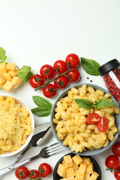 Concetto di mangiare gustoso con maccheroni al formaggio su sfondo bianco