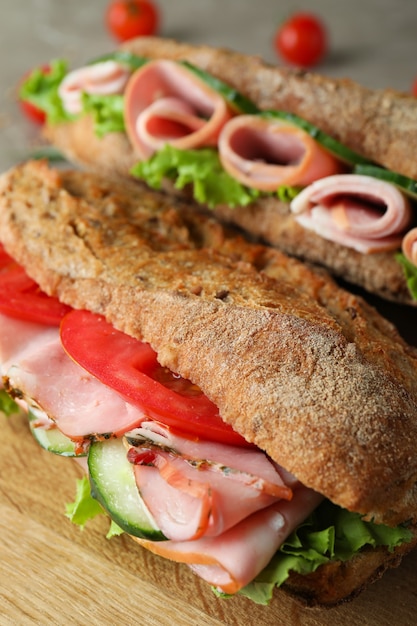 Concetto di mangiare gustoso con panini ciabatta, primo piano