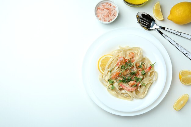 Concetto di mangiare gustoso con pasta di gamberetti su sfondo bianco