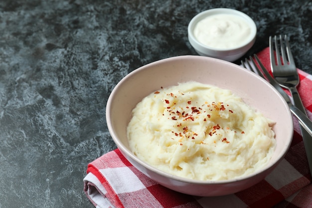 Concetto di mangiare gustoso con purè di patate sul tavolo affumicato nero black