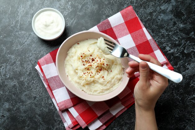 Concetto di mangiare gustoso con purè di patate sul tavolo affumicato nero