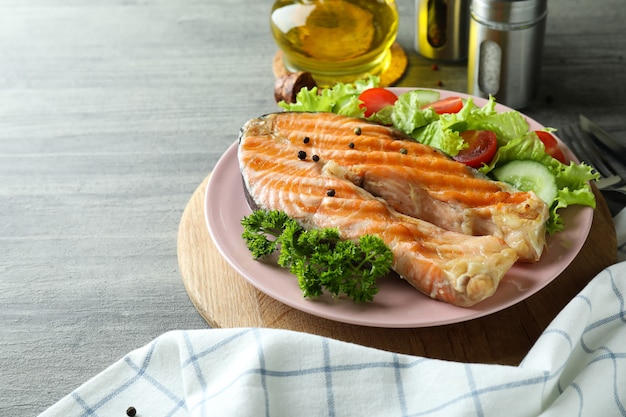 Concetto di mangiare gustoso con salmone alla griglia, spazio per il testo