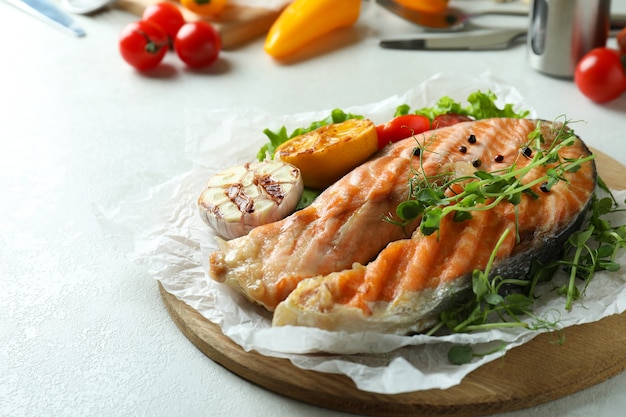 Concetto di mangiare gustoso con salmone alla griglia, spazio per il testo