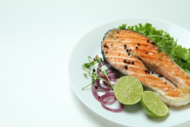 Concetto di mangiare gustoso con salmone alla griglia su sfondo bianco