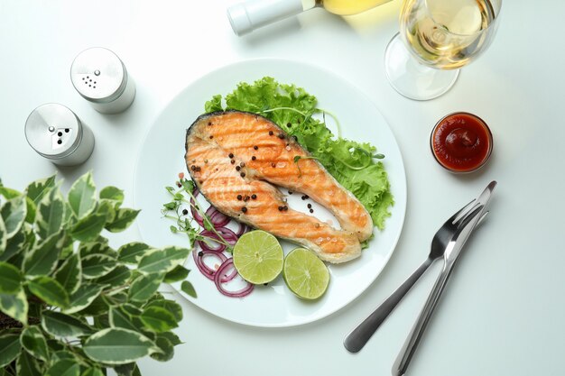 Concetto di mangiare gustoso con salmone alla griglia su sfondo bianco