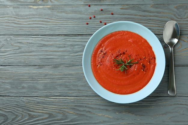 Concetto di mangiare gustoso con zuppa di Gazpacho su fondo di legno grigio