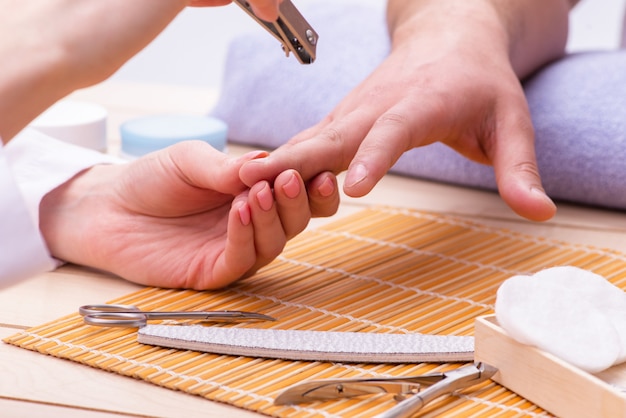 Concetto di manicure a mano per uomo