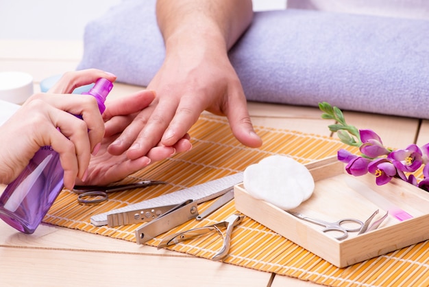 Concetto di manicure a mano per uomo