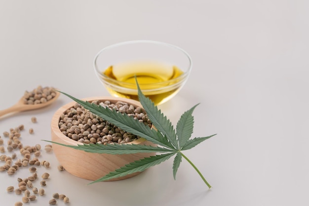 Concetto di marijuana legalizzato Olio di CBD in ciotola di vetro e flacone con coperchio contagocce