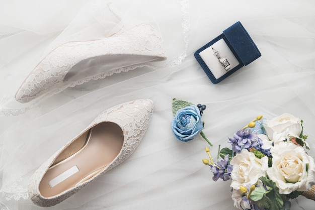 concetto di matrimonio, scarpe da sposa, anello e fiori