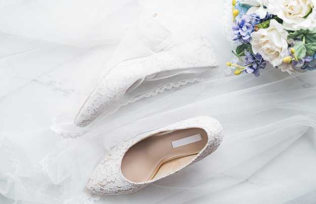 concetto di matrimonio, scarpe da sposa e fiori