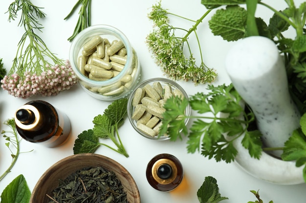 Concetto di medicine a base di erbe pillole su sfondo bianco, vista dall'alto