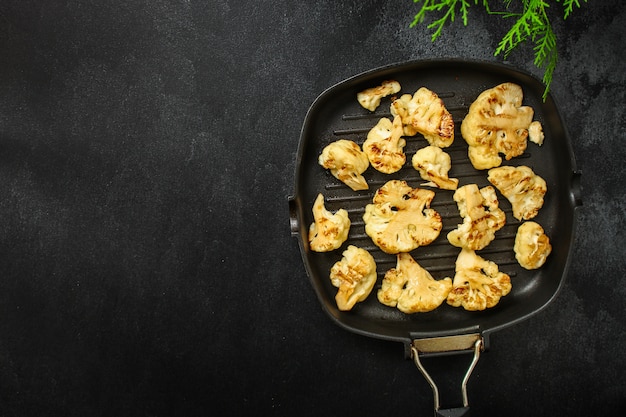 concetto di menu alla griglia cavolfiore (verdure grigliate fritte o spuntino, bruschetta con pomodoro)