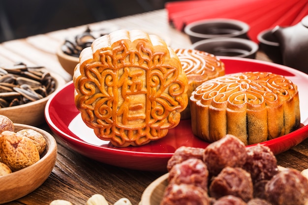 Concetto di Mid-Autumn Festival, mooncakes tradizionali sul tavolo con tazza da tè.