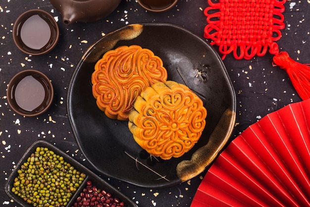 Concetto di Mid-Autumn Festival, mooncakes tradizionali sul tavolo con tazza da tè.