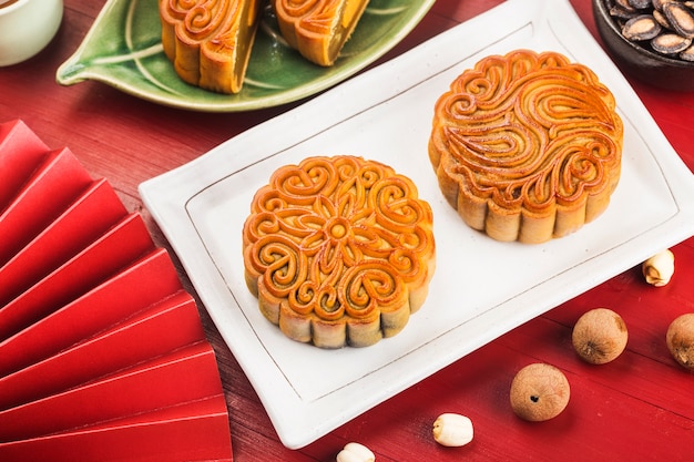 Concetto di Mid-Autumn Festival, mooncakes tradizionali sul tavolo con tazza da tè.