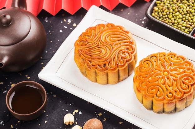 Concetto di MidAutumn Festival Mooncakes tradizionali sul tavolo con tazza da tè