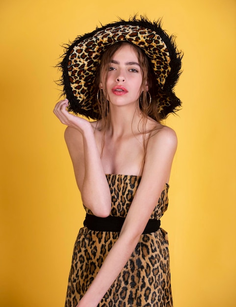 Concetto di moda Abito con stampa animalier Donna in abiti leopardati