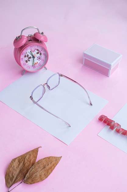 Concetto di moda e bellezza sdraiato piatto con occhiali quadrati accessori da donna su sfondo rosa Presentazione del prodotto di idee concettuali minimaliste