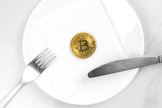 Concetto di moneta d'oro Bitcoin Immagine di supporti misti di criptovaluta Bitcoin servito su un piatto bianco Foto di sfondo in marmo