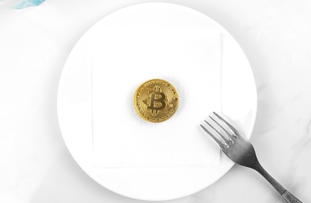 Concetto di moneta d'oro Bitcoin Immagine di supporti misti di criptovaluta Bitcoin servito su un piatto bianco Foto di sfondo in marmo