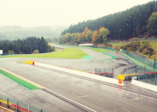 concetto di motosport, estremo, meteo e gara - primo piano della pista o della strada e della neve