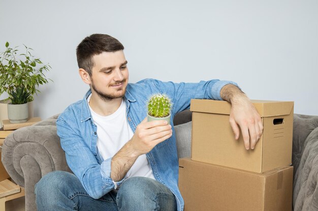 Concetto di movimento con il giovane che guarda il cactus