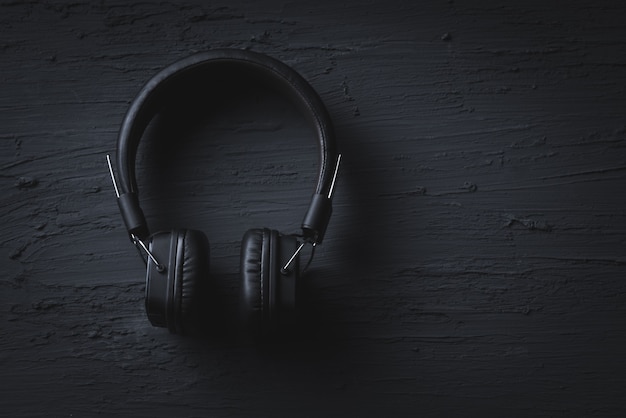 Concetto di musica relax, cuffia su texture scura