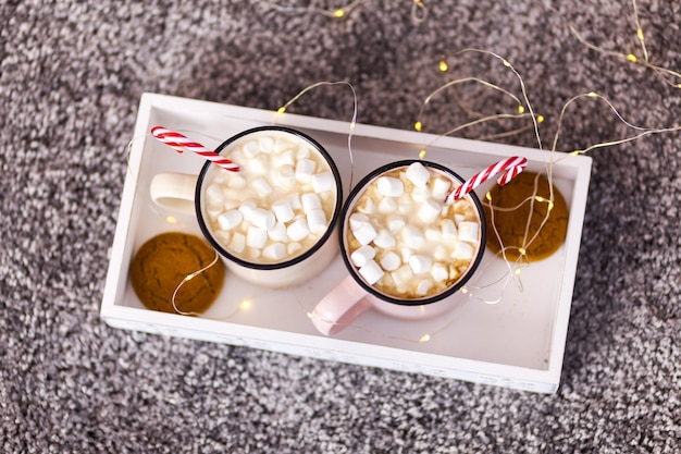 Concetto di Natale, caffè caldo o caramelle e caramelle gommosa e molle del cacao