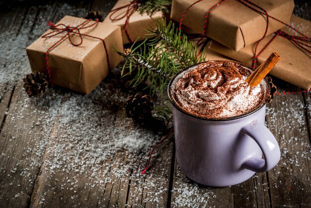 Concetto di Natale, cioccolata calda o cacao con panna montata e spezie