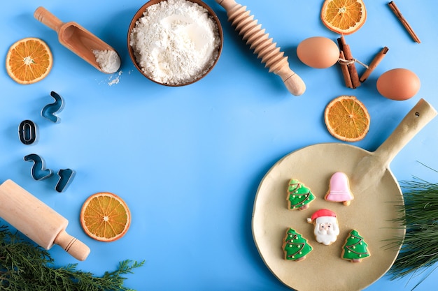 Concetto di Natale con composizione di biscotti di zucchero a velo decorato layout. Copia spazio per il testo