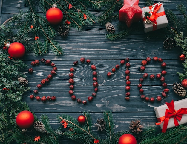 concetto di Natale. iscrizione "2018" su fondo in legno