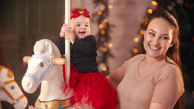 Concetto di Natale una donna sorridente con il suo bambino