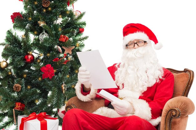 concetto di natale, vacanze e persone - uomo in costume di babbo natale con lettera