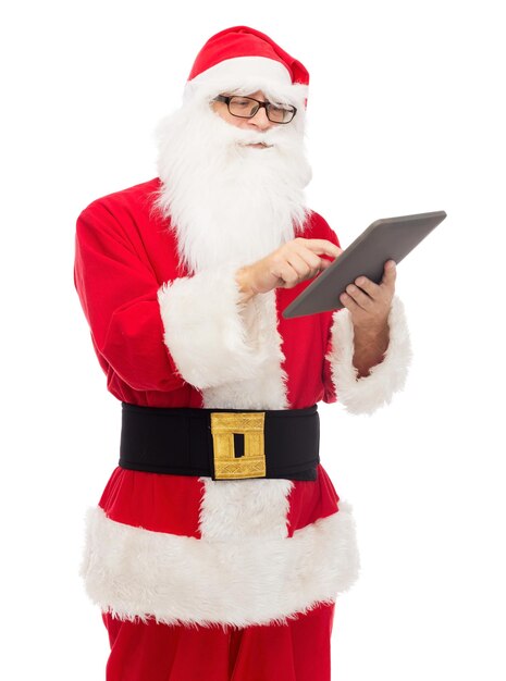 concetto di natale, vacanze, tecnologia e persone - uomo in costume di babbo natale con computer tablet pc