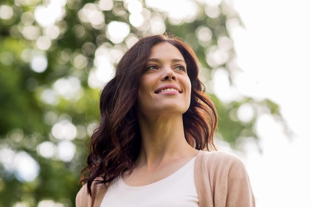 concetto di natura e persone - bella giovane donna felice all'aperto in estate