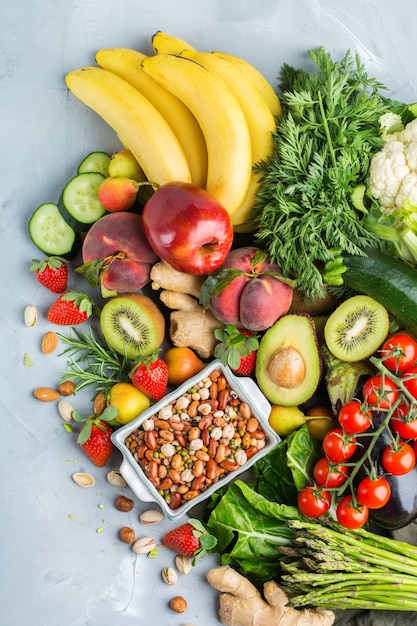 Concetto di nutrizione equilibrata per una dieta alcalina pulita. Assortimento di ingredienti alimentari sani per cucinare su un tavolo da cucina. Sfondo piatto vista dall'alto