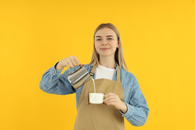 Concetto di occupazione giovane barista su sfondo giallo