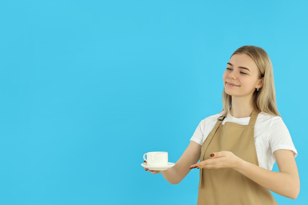 Concetto di occupazione giovane cameriere femminile su sfondo blu